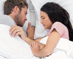 Nhìn tư thế ngủ 2 vợ chồng đo độ tình cảm hôn nhân