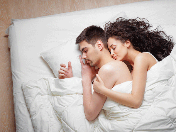 Tư thế ngủ úp lưng - tư thế của cặp đôi hạnh phúc